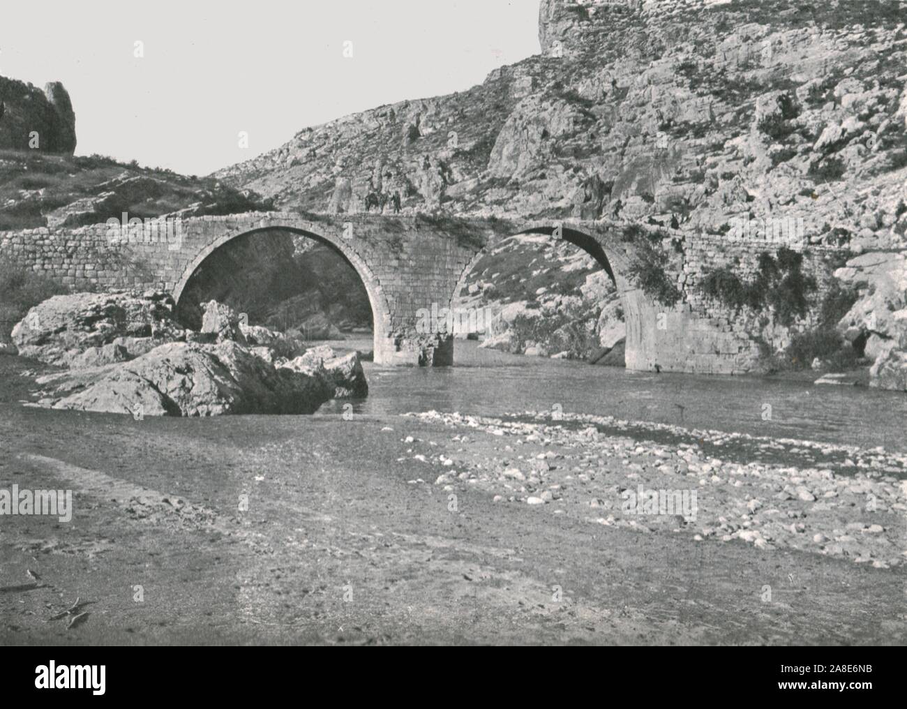 " Il ponte romano di Solali', c1906-1913, (1915). Antico ponte che '...si trova all'ingresso di un breve ma chasm-come gorge, che conduce il Diarbekir su nell'aprire le valli del distretto di Sus', (Diyarbakir su, la Turchia?). Da "i califfi nell' ultimo patrimonio, una breve storia dell'Impero Turco" dal tenente-colonnello Sir Mark Sykes. [Macmillan &AMP; Co, London, 1915] Foto Stock