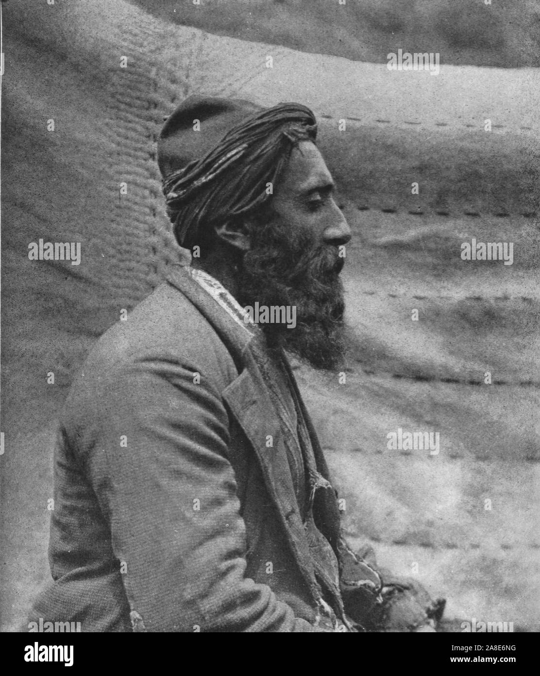 "Koch Kiri curdo', c1906-1913, (1915). Un uomo curdo da vicino al 'Kochkiri mountain' (Turchia orientale?). Da "i califfi nell' ultimo patrimonio, una breve storia dell'Impero Turco" dal tenente-colonnello Sir Mark Sykes. [Macmillan &AMP; Co, London, 1915] Foto Stock