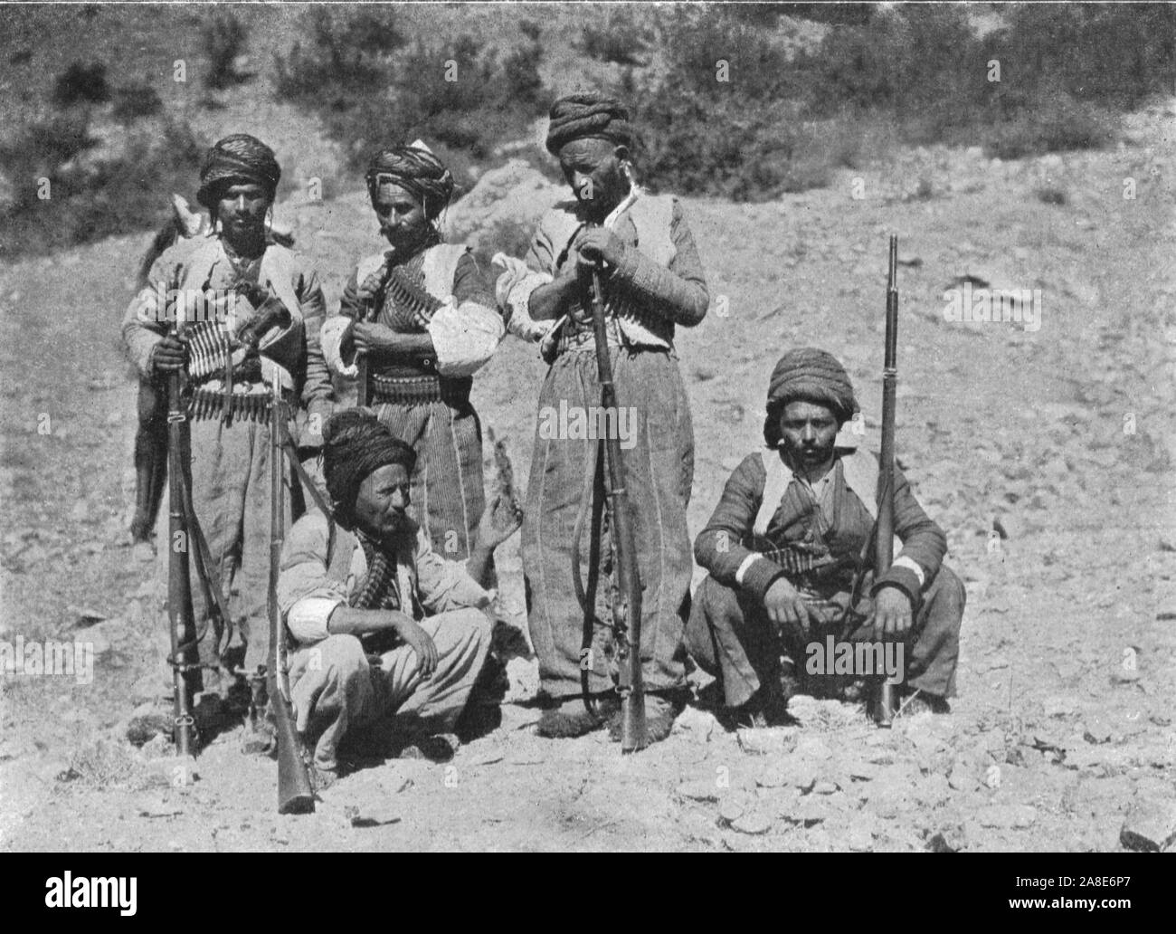 "Curdi di Shaykh Sadik 'esercito'', c1906-1913, (1915). Uomini curda con fucili e bullet cinghie, Khatuna, (Turchia orientale). Da "i califfi nell' ultimo patrimonio, una breve storia dell'Impero Turco" dal tenente-colonnello Sir Mark Sykes. [Macmillan &AMP; Co, London, 1915] Foto Stock