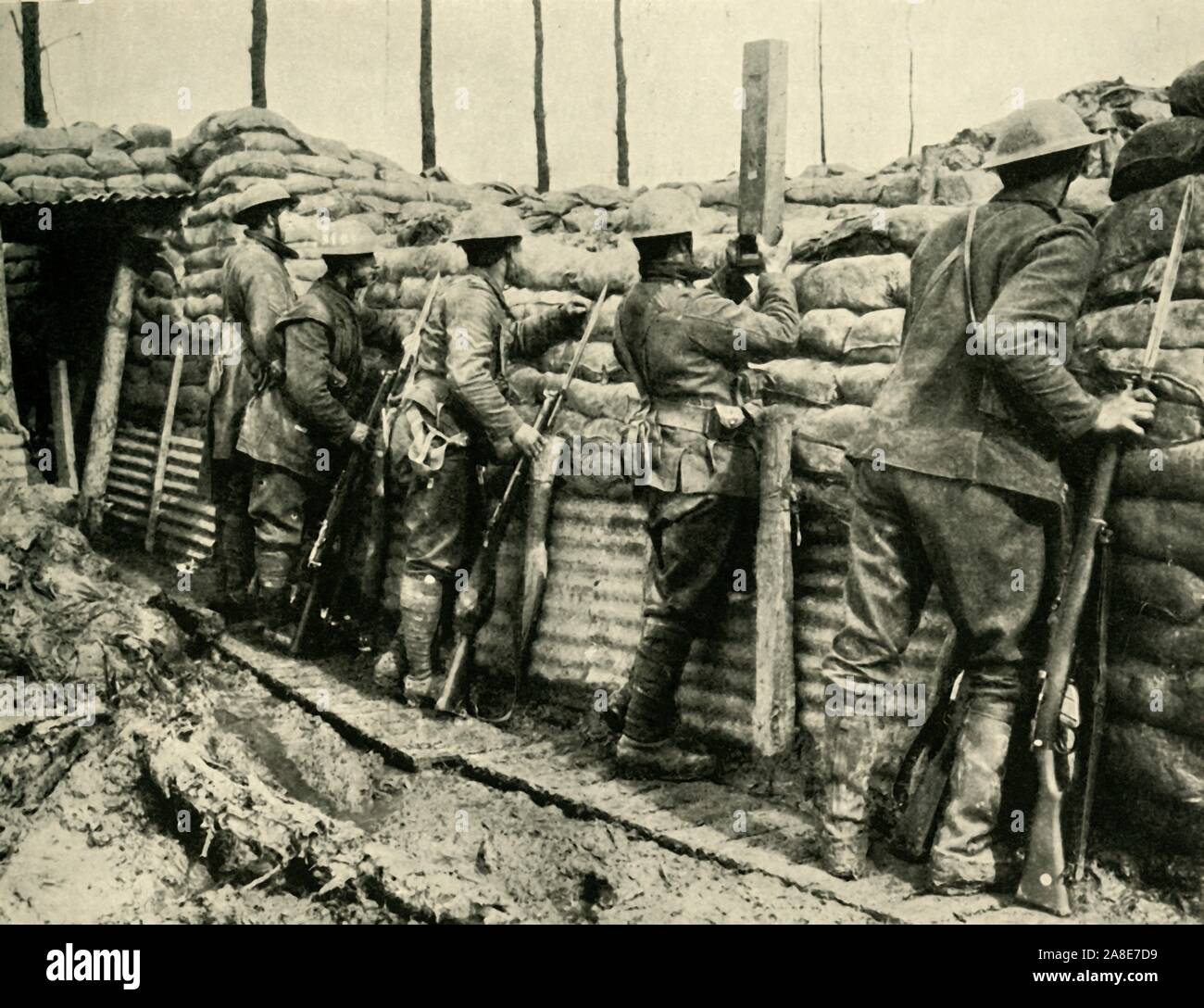 Soldati alleati utilizzando periscopi, le Fiandre, la prima guerra mondiale, 1915-1916, (c1920). 'Pronto a respingere un attacco: Fanteria canadese nelle trincee che indossa i nuovi elmetti di acciaio". Da "La Grande Guerra Mondiale: una storia", Volume V, edito da Frank un Mumby. [Il Gresham Publishing Company Ltd, Londra, c1920] Foto Stock