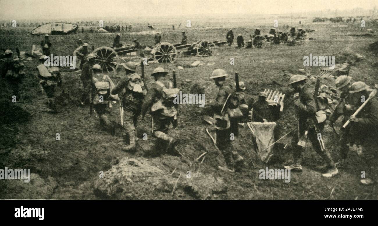 Un angolo del campo di battaglia di Arras', la prima guerra mondiale, aprile 1917, (c1920). '...Deposito della fanteria verso la comunicazione-trincee; artiglieria e un serbatoio che entrano in azione; cavalleria (a distanza) avanzando verso il nemico in ritirata', (tedeschi). Le truppe britanniche sulla linea del fronte nel nord della Francia. Da "La Grande Guerra Mondiale: una storia", Volume VII, edito da Frank un Mumby. [Il Gresham Publishing Company Ltd, Londra, c1920] Foto Stock