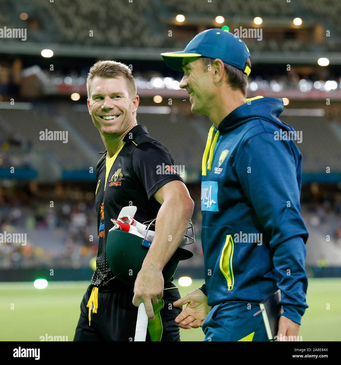 8 novembre 2019; Optus Stadium, Perth, Western Australia Australia; T20 Cricket, Australia contro il Pakistan; David Warner condivide una risata con Justin Langer dopo Australia ha sconfitto il Pakistan - uso editoriale Foto Stock