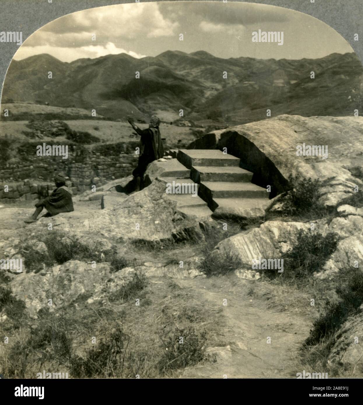 Fortezza di Sacsahuaman e il trono degli Incas nelle colline sopra Cuzco, Perù', c1930s. Sacsayhuaman cittadella vicino a Cusco, Perù è stato costruito dalla cultura Killke nel XII secolo e ampliato dagli Incas come la storica capitale dell'impero Inca. È un sito Patrimonio Mondiale dell'UNESCO. Da "Giro del mondo". [Keystone View Company, Meadville, Pa., New York, Chicago, Londra] Foto Stock