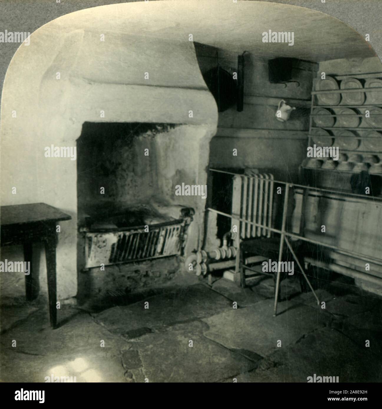 'Burn's Cottage - Camera, dove il poeta nacque, Ayr Scozia', c1930s. Bilocali di argilla e paglia cottage costruito dal padre di Robert Burns, della Scozia poeta nazionale nel 1757. Da "Giro del mondo". [Keystone View Company, Meadville, Pa., New York, Chicago, Londra] Foto Stock