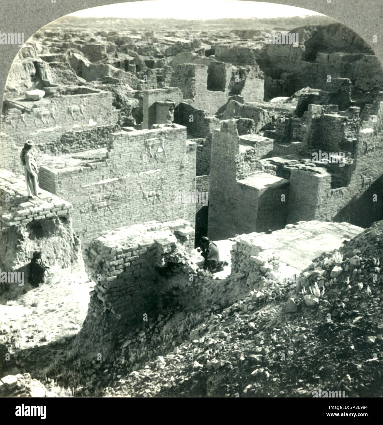 "Palazzo di Nabucodonosor (VI secolo a.C.) e rovine desolate di una volta possente Babilonia, Iraq (Mesopotamia)', c1930s. Rovine dell antico palazzo di Nabucodonosor II. Da "Giro del mondo". [Keystone View Company, Meadville, Pa., New York, Chicago, Londra] Foto Stock
