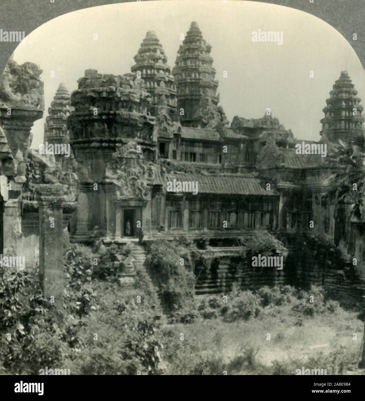 'Le Rovine di Angkor Wat, l'esempio meglio conservato al mondo di architettura Khmer, Cambogia, Francese Indo-China', c1930s. Da "Giro del mondo". [Keystone View Company, Meadville, Pa., New York, Chicago, Londra] Foto Stock