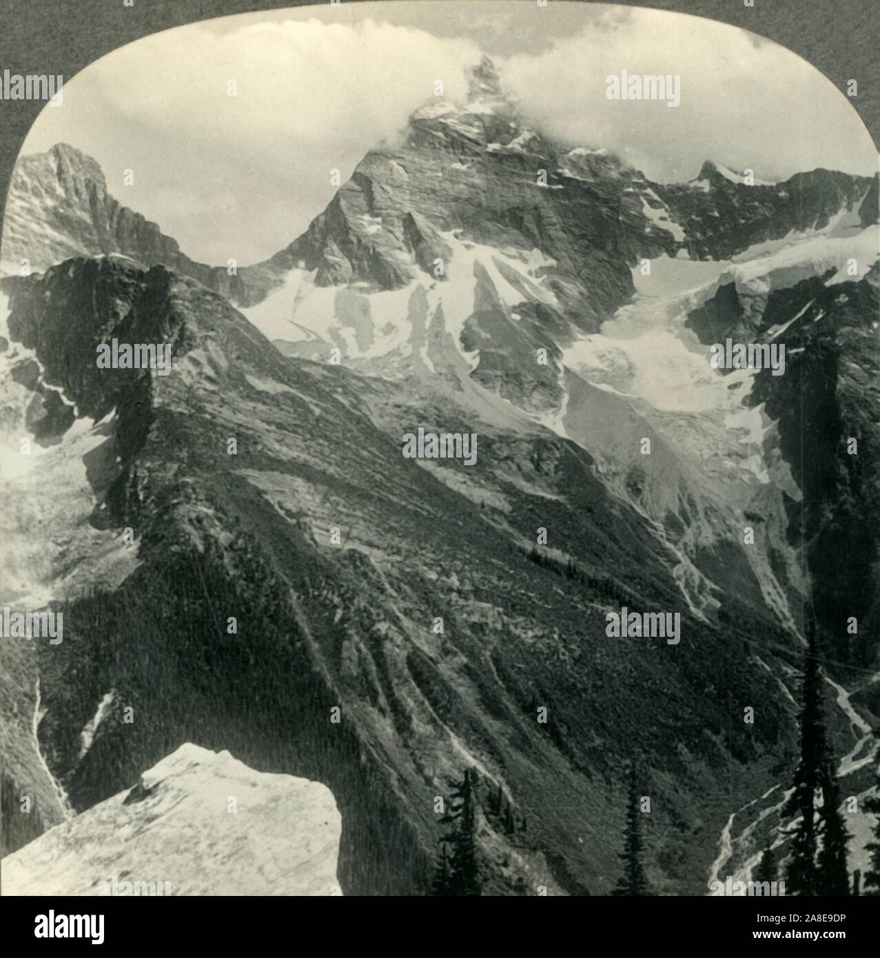 'Mt. Sir Donald, Matterhorn della North American Alpi, B.C., Canada', c1930s. Da "Giro del mondo". [Keystone View Company, Meadville, Pa., New York, Chicago, Londra] Foto Stock