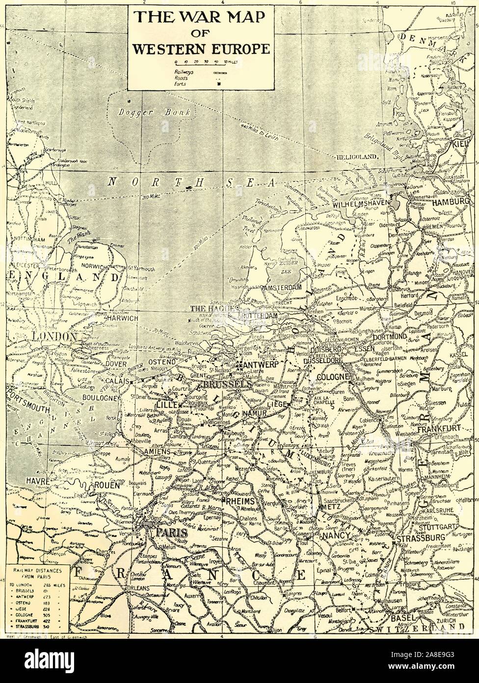 "La guerra Mappa di Europa occidentale", 1915. In seguito allo scoppio della guerra nel mese di agosto 1914, l'esercito tedesco aprì il fronte occidentale invadendo il Lussemburgo e Belgio e guadagnando il controllo militare di importanti regioni industriali in Francia. Da "La guerra di un album illustrato De Luxe - Volume I. La prima fase", edito da J. A. Hammerton. [La Amalgamated Press Limited, Londra, 1915] Foto Stock