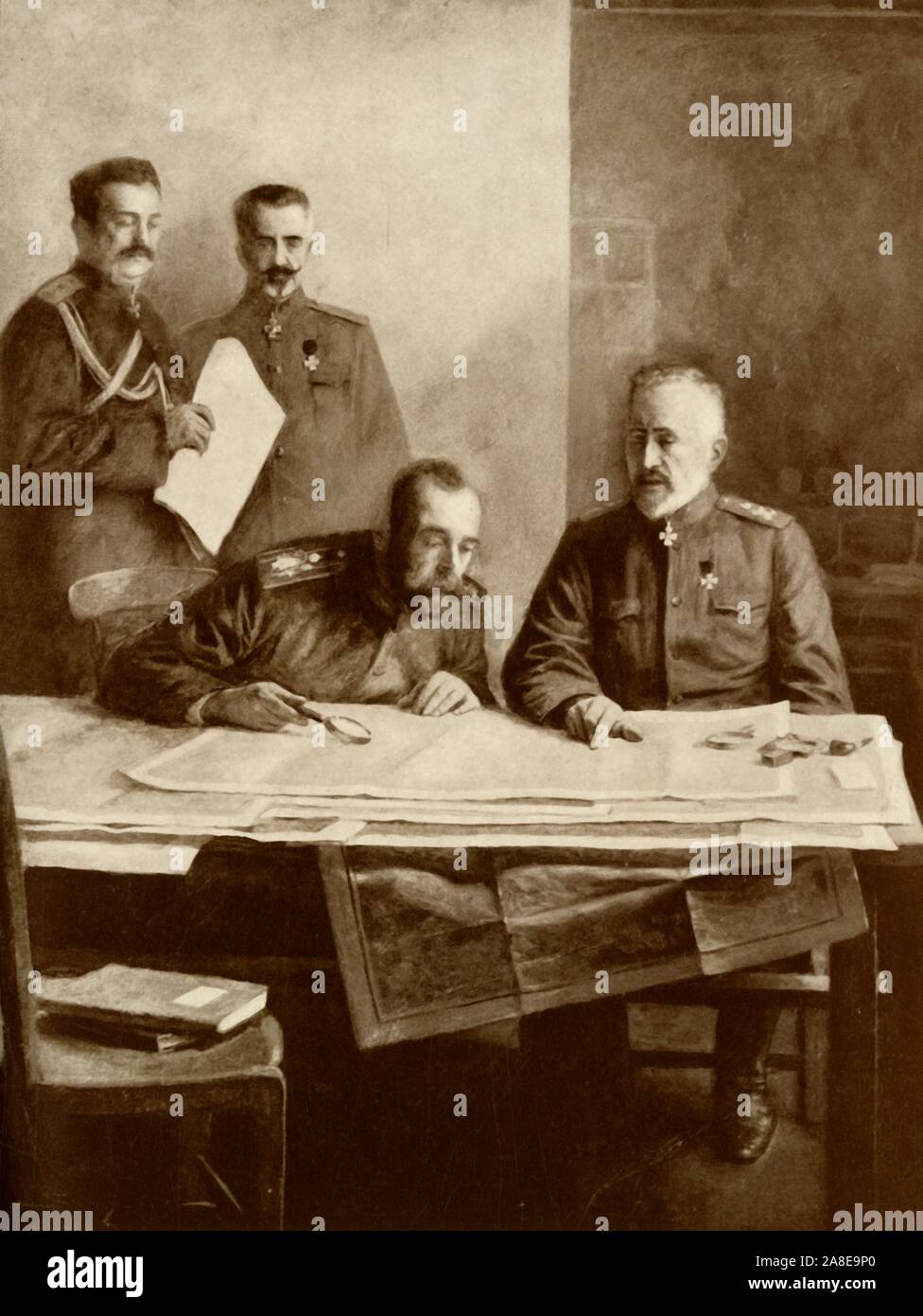 "L'imperatore di Russia con il Granduca Nicola a anteriore", 1916. Lo Zar Nicola II di Russia con il Granduca Nicholas Nikolaevich, un generale russo nella prima guerra mondiale. Da "La guerra di un album illustrato De Luxe - Volume IV. La Campagna estiva - 1915", edito da J. A. Hammerton. [La Amalgamated Press Limited, Londra, 1916] Foto Stock