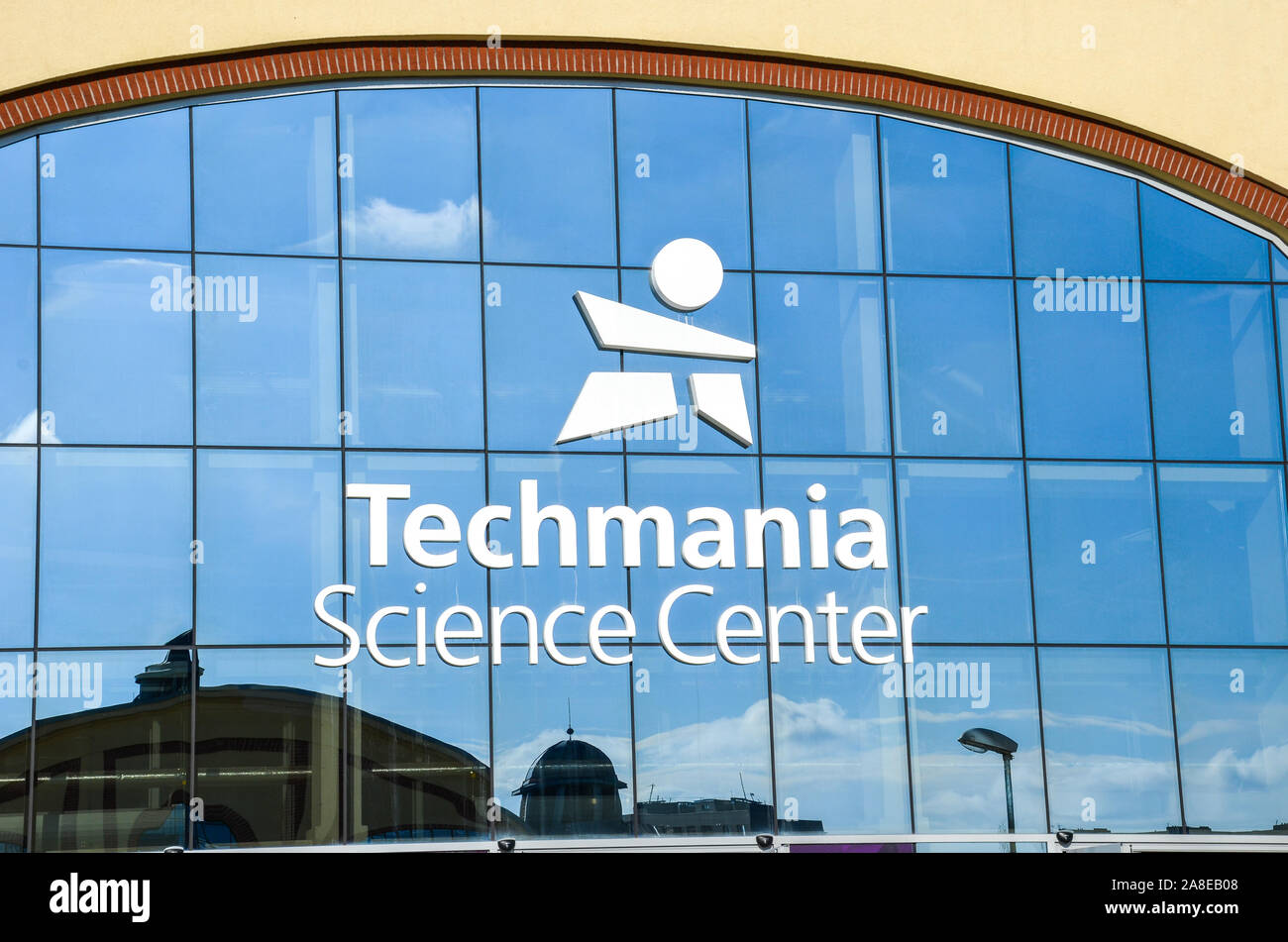 Plzen, Repubblica Ceca - 28 OTT 2019: segno e il logo di Techmania Science Center sull'ingresso principale windows dell'edificio a Pilsen, Repubblica Ceca. Mostre di educare i bambini in scienze dai giochi. Foto Stock