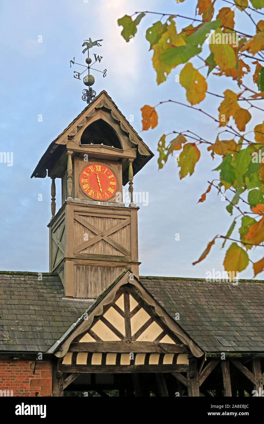 Xix secolo la struttura di legno di Clock Tower a Arley Hall, Arley Village, Warrington, Cheshire, Inghilterra, Regno Unito, in autunno Foto Stock