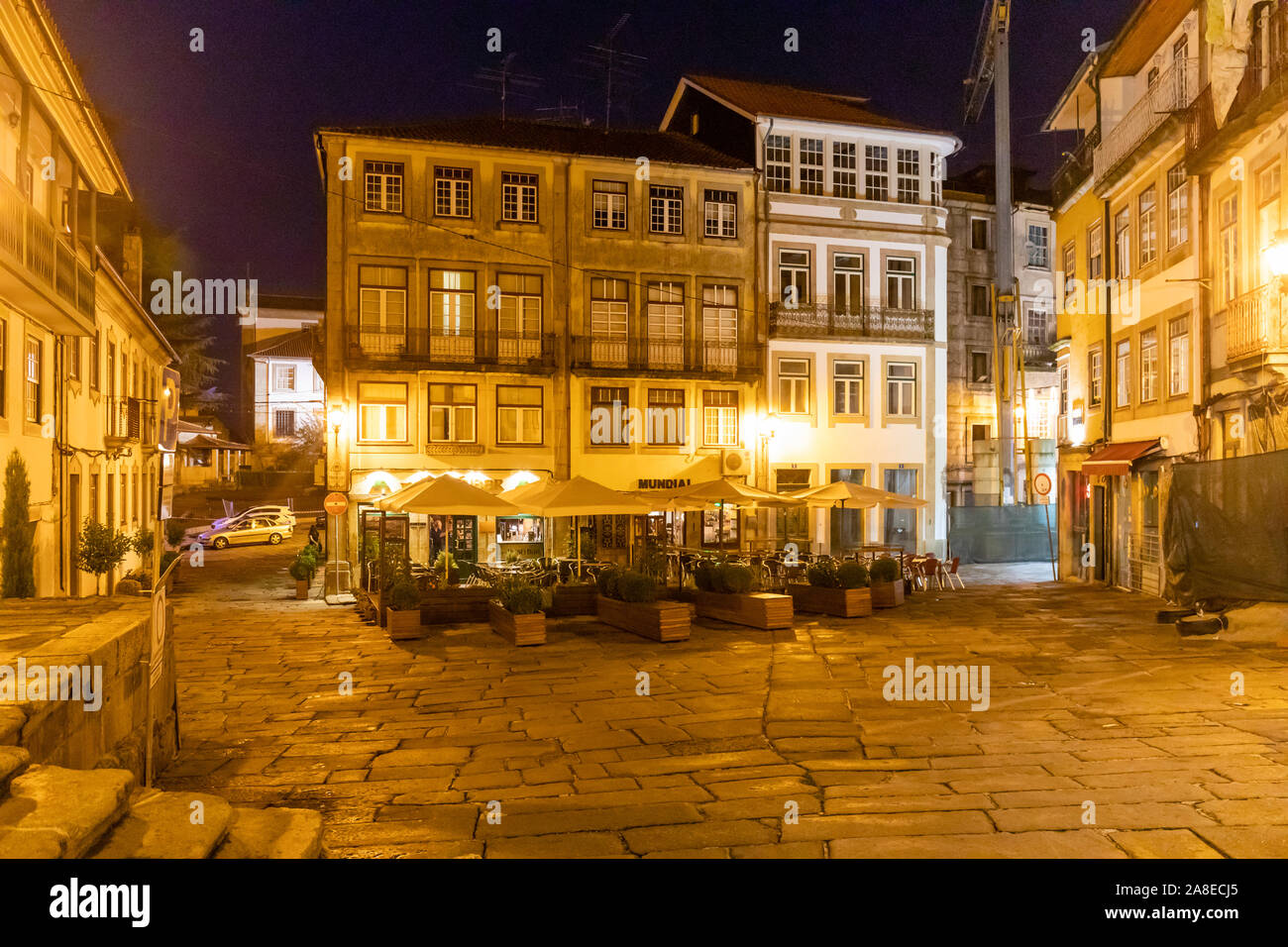 Passeggiata serale intorno alle parti più antiche della città di Viseu, in Portogallo Foto Stock