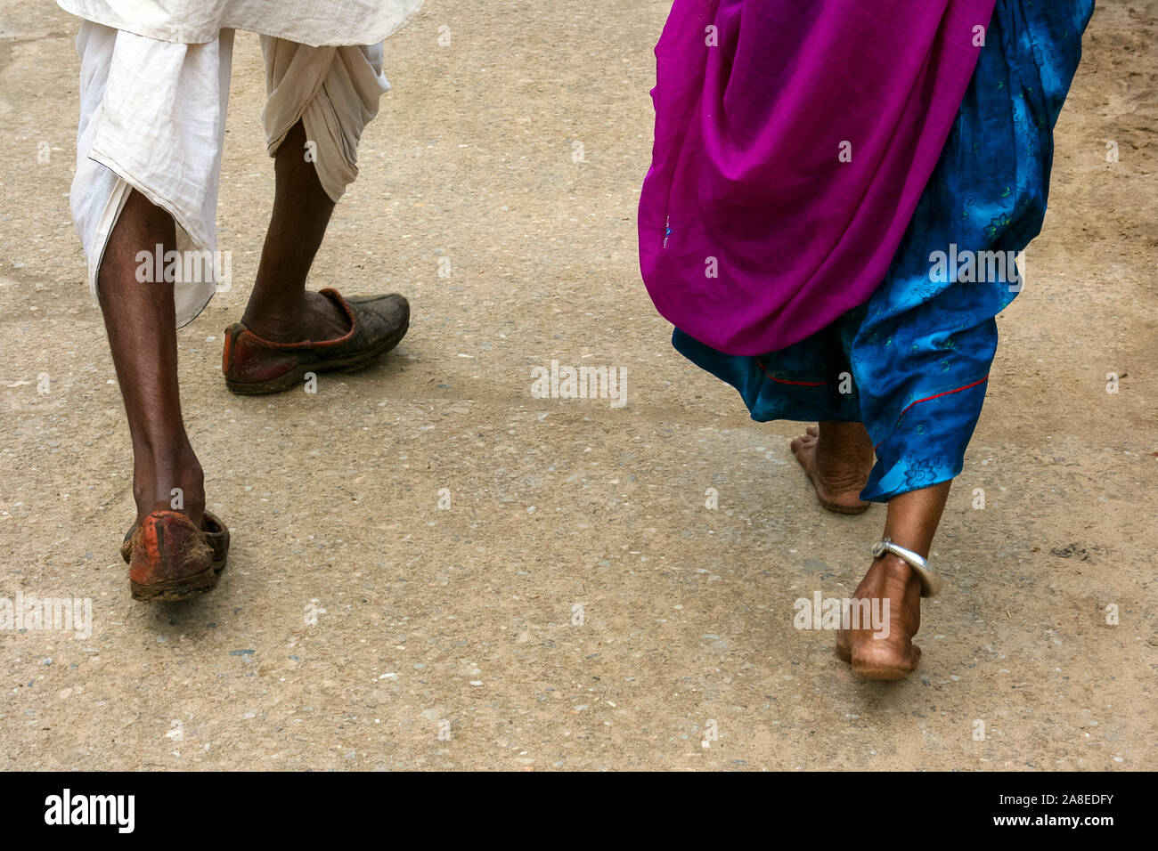 Pushkar, Rajasthan, India: Le gambe di una coppia indiana che cammina. Foto Stock