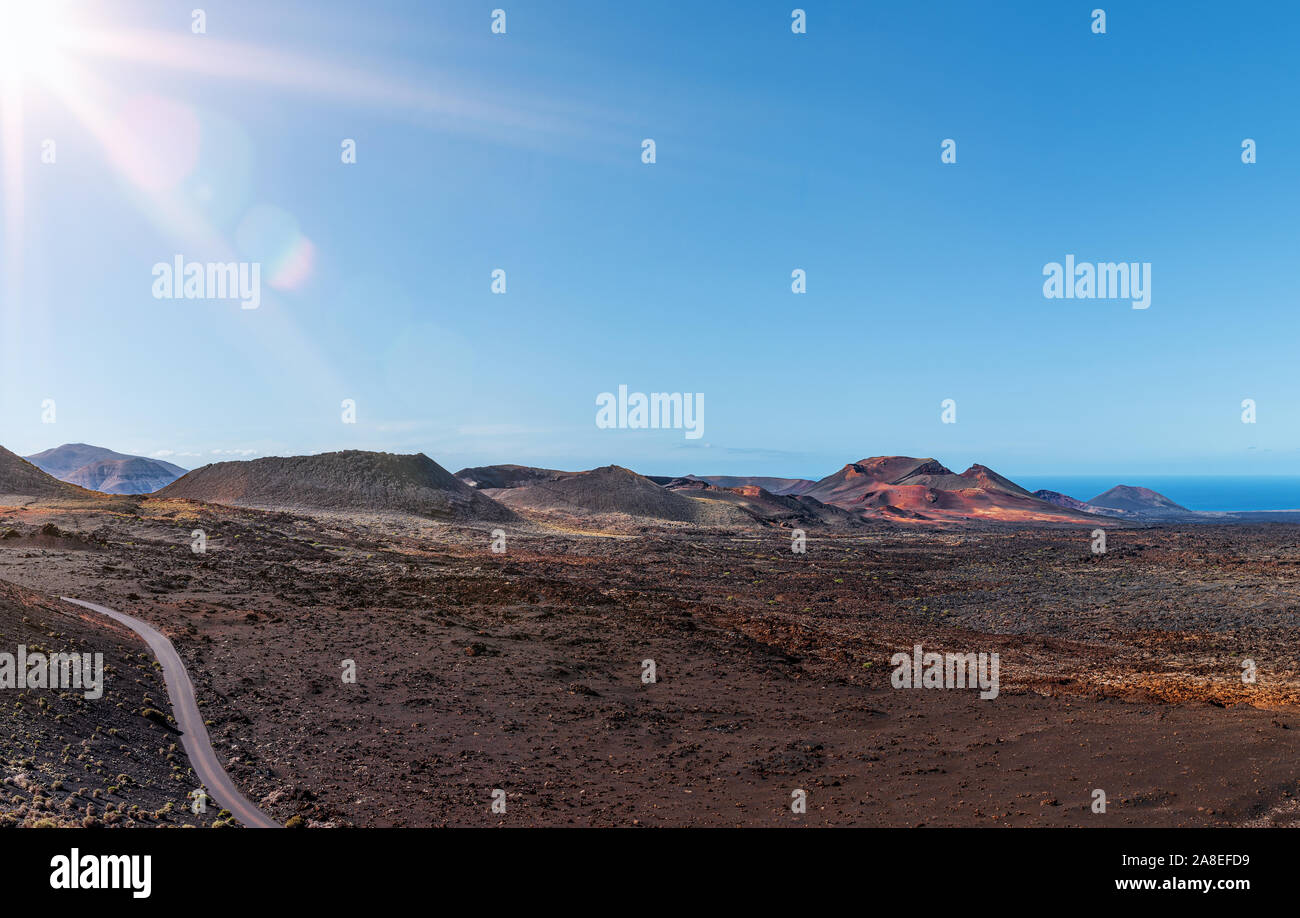 Colorato paesaggio vulcanico al Parco Nazionale di Timanfaya, montanas del fuego, a Lanzarote isole Canarie contro il cielo blu chiaro Foto Stock