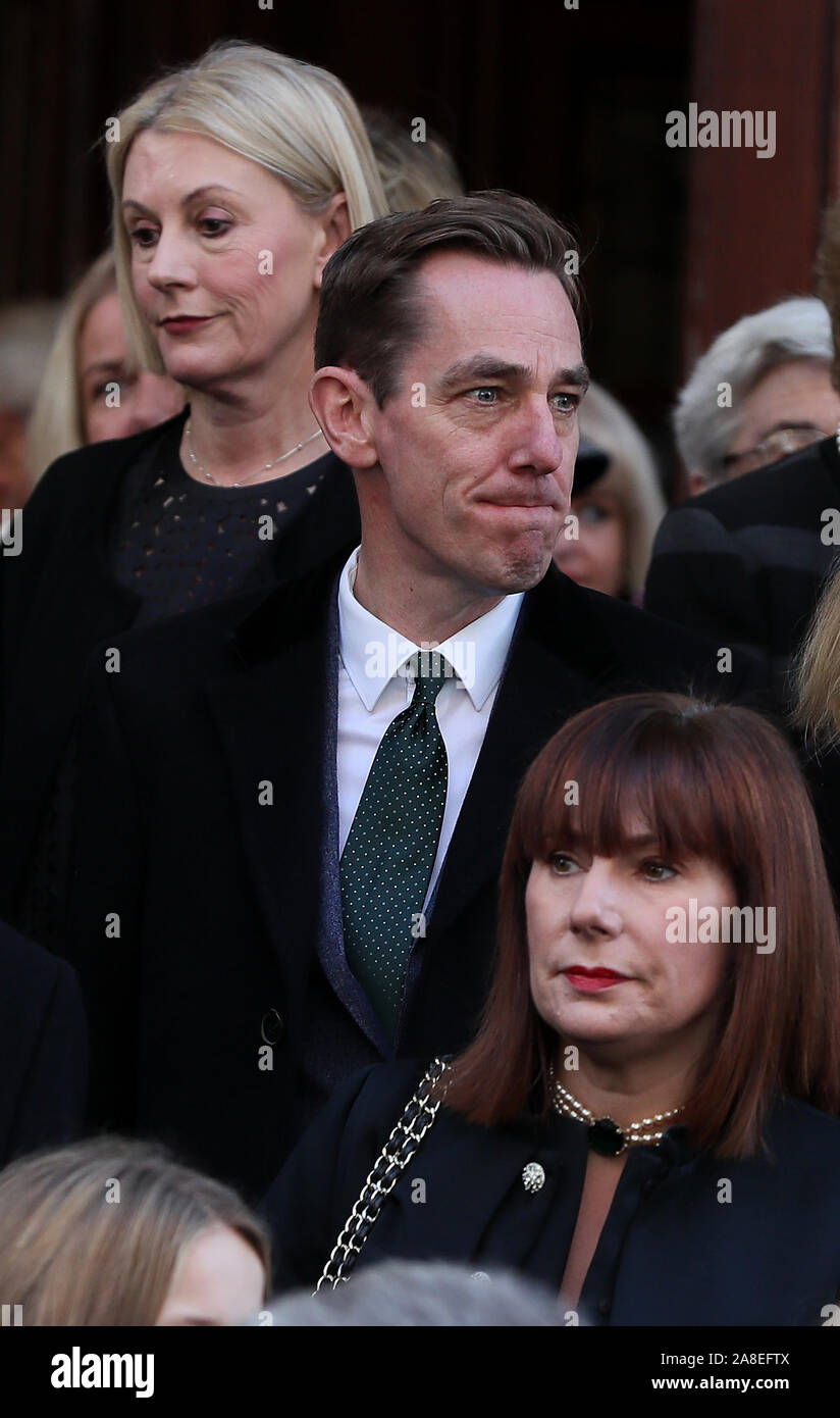 RTE's Ryan Tubridy, presentatore del Late Late Show, tra il lutto sulle fasi di St. Mary's Pro-Cathedral a Dublino dopo il servizio funebre del celebrato emittente Gay Byrne. Foto Stock