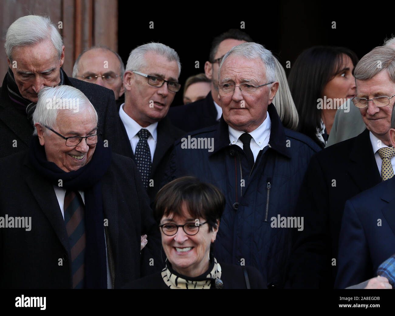 Ex RTE presenter Michael 'Mike' Murphy (centro destra) tra il lutto sulle fasi di St. Mary's Pro-Cathedral a Dublino dopo il servizio funebre del celebrato emittente Gay Byrne. Foto Stock