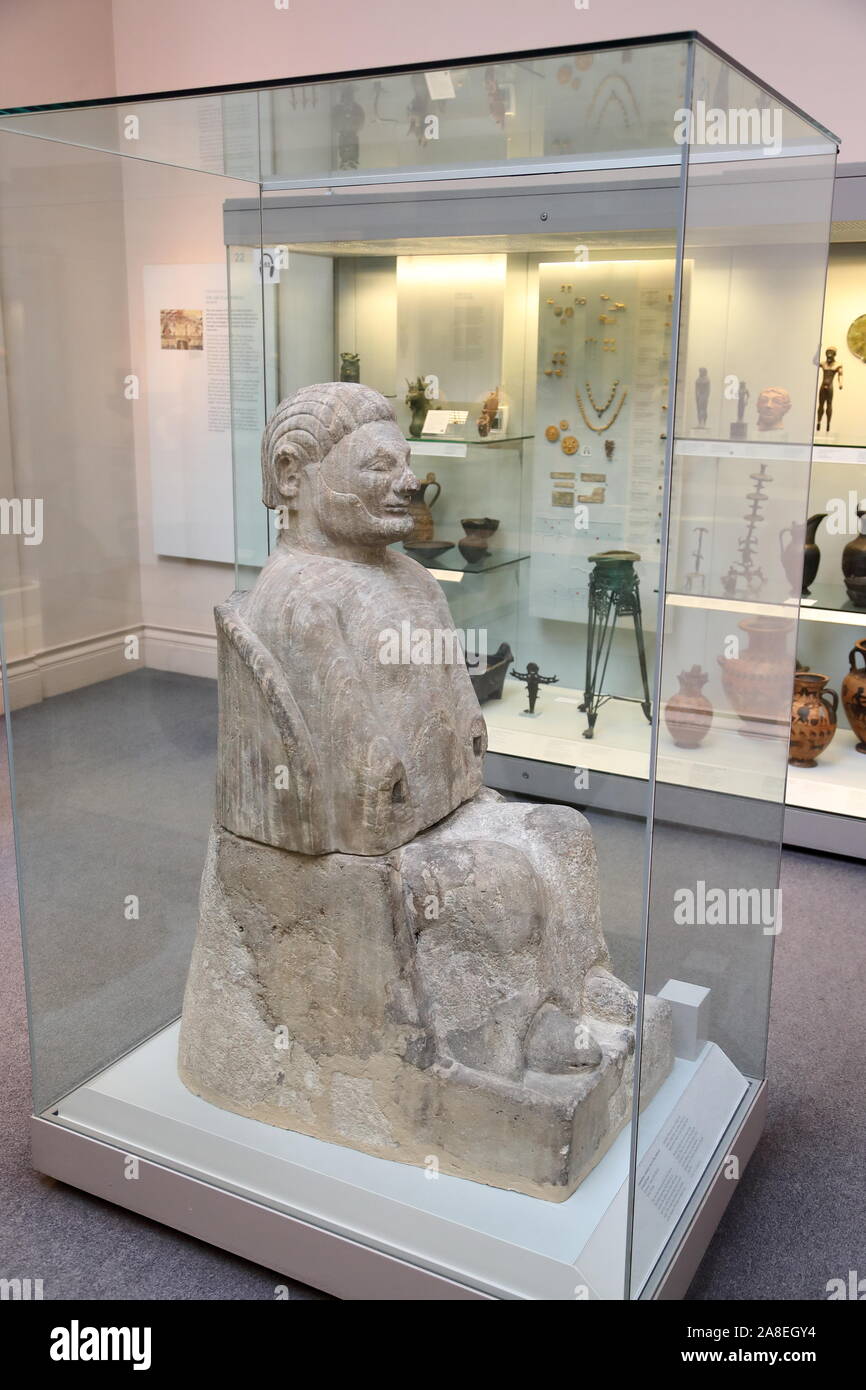 Calcare etrusca urna cineraria in forma di un uomo seduto presso il British Museum di Londra, Regno Unito Foto Stock