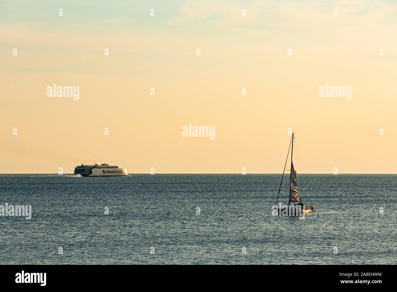 Rønne; Bornholm; Meer, Segelboot, Schnellfaehre, Sonnenuntergang Foto Stock