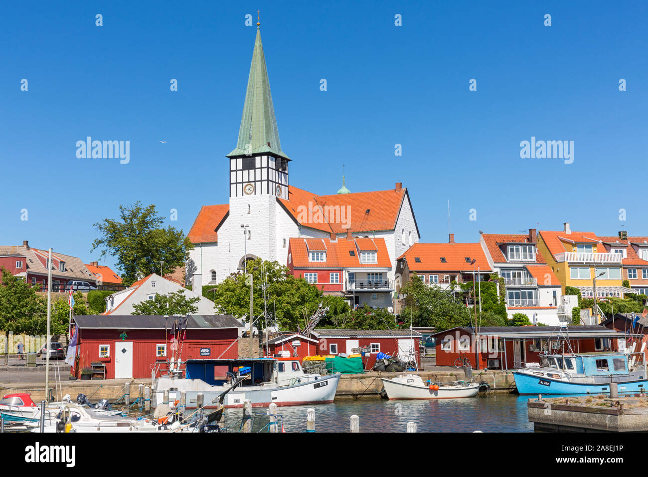 Rønne; Bornholm Hafen, Boote, Wohnhaeuser, Nikolai Kirche Foto Stock