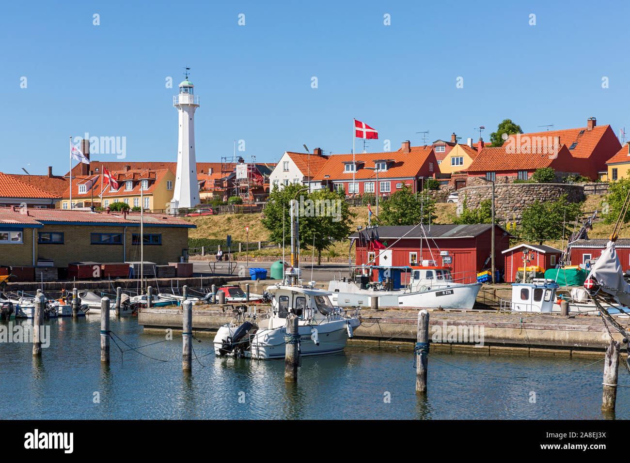 Rønne; Bornholm Hafen, Boote, Segelschiff, Wohnhaeuser, Nikolai Kirche Foto Stock