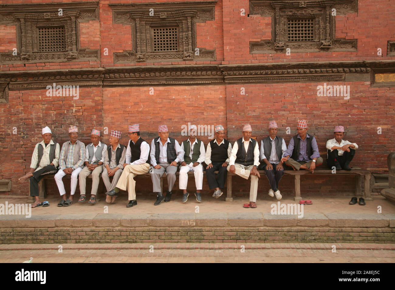 Gli uomini siedono in chat, Patan Durbar Square, Kathmandu, Nepal Foto Stock Gli uomini siedono in chat, Patan Durbar Square, Kathmandu, Nepal Foto Stock