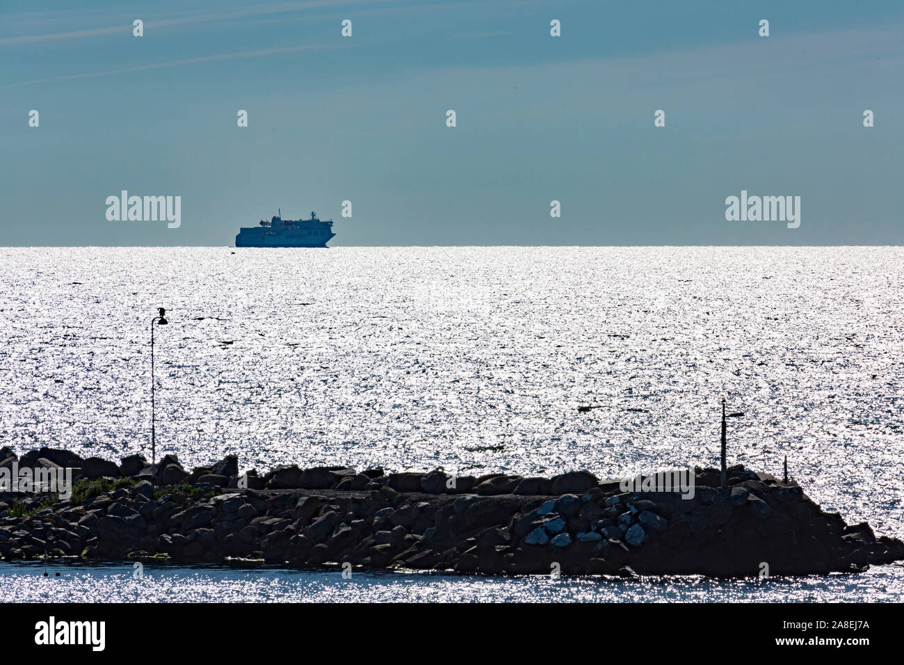 Rønne; Bornholm, Kueste, Mole, Meer, Himmel, Horizont, Faehre Foto Stock