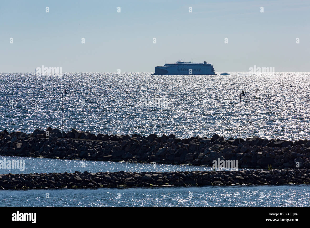 Rønne; Bornholm, Kueste, Mole, Meer, Himmel, Horizont, Faehre Foto Stock