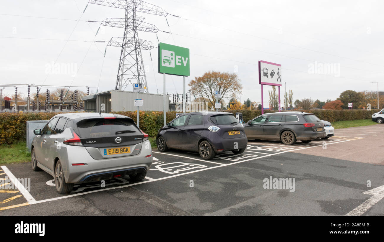 EV auto parcheggiate in designato veicolo elettrico vano di ricarica, NEC carpark, Birmingham, Regno Unito Foto Stock