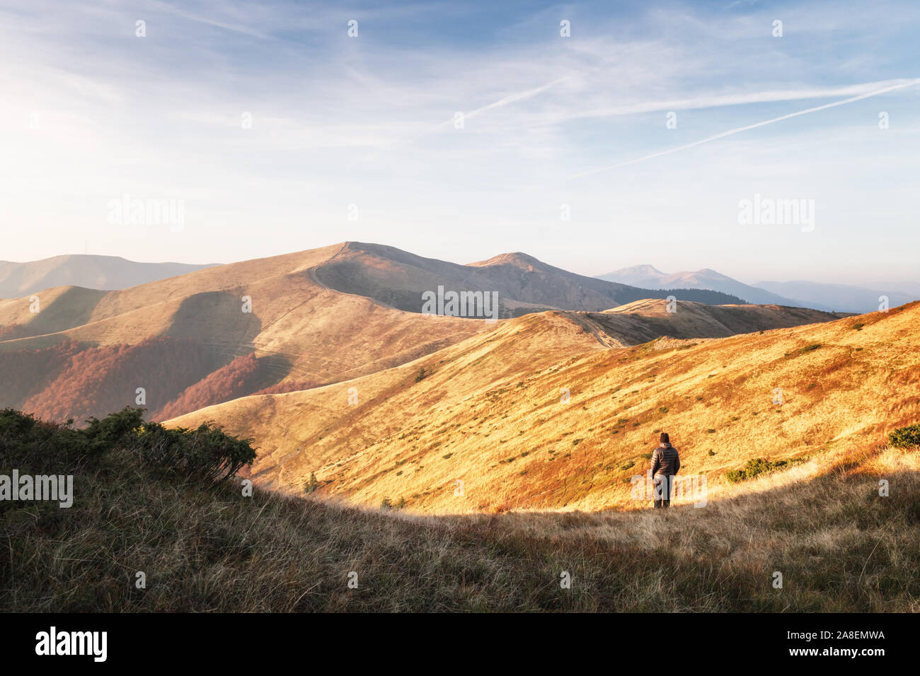 Silhouette uomo autunno sulle montagne. Concetto di viaggio. Fotografia di paesaggi Foto Stock