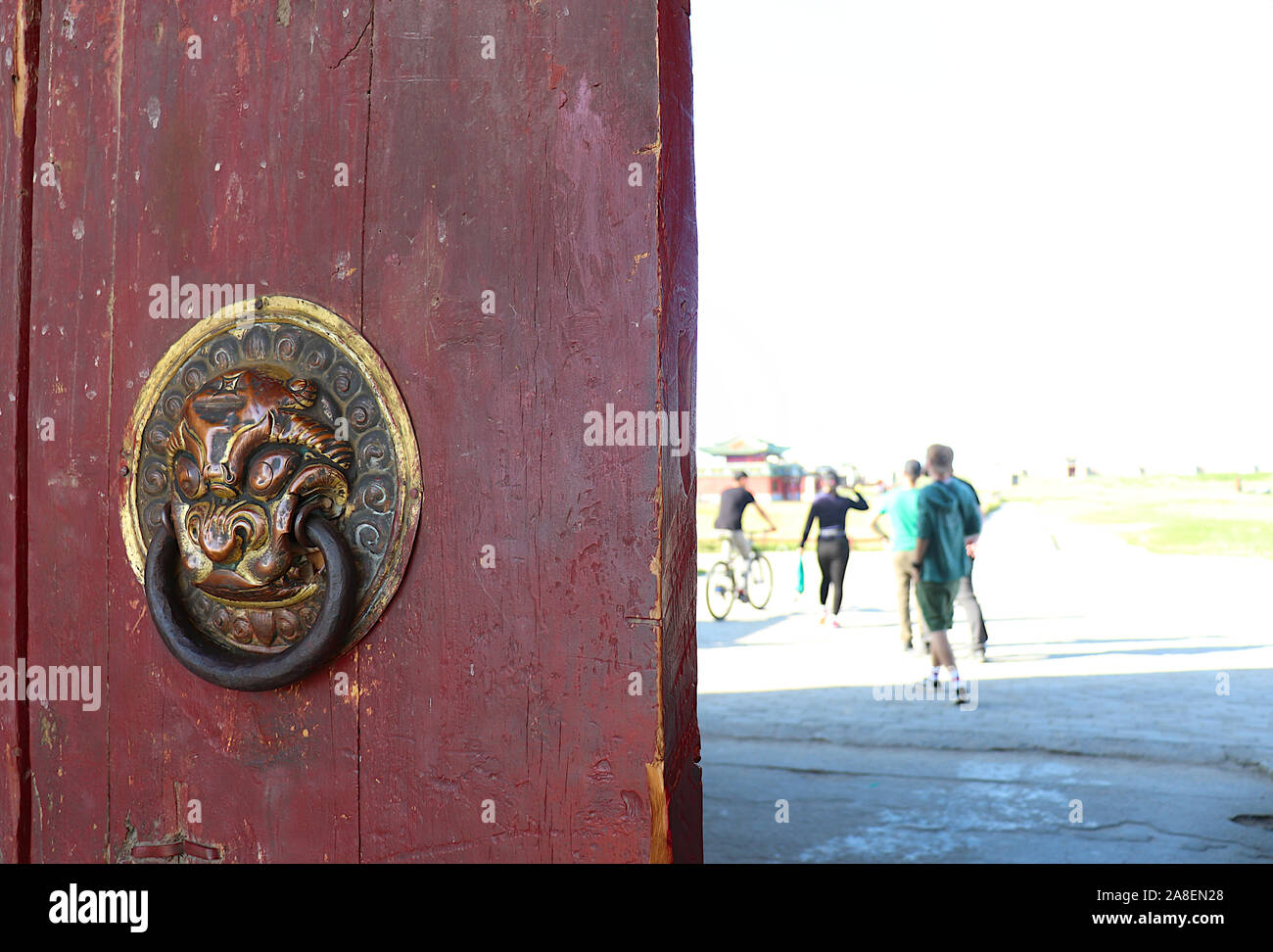 Entrare in Charchorin in Mongolia attraverso una porta di legno Foto Stock