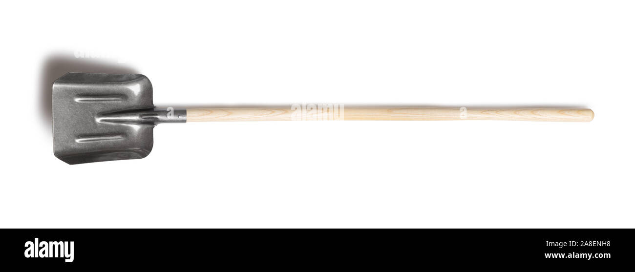 La pala con un manico di legno isolato su sfondo bianco. Metal Work attrezzo con manico in legno Foto Stock