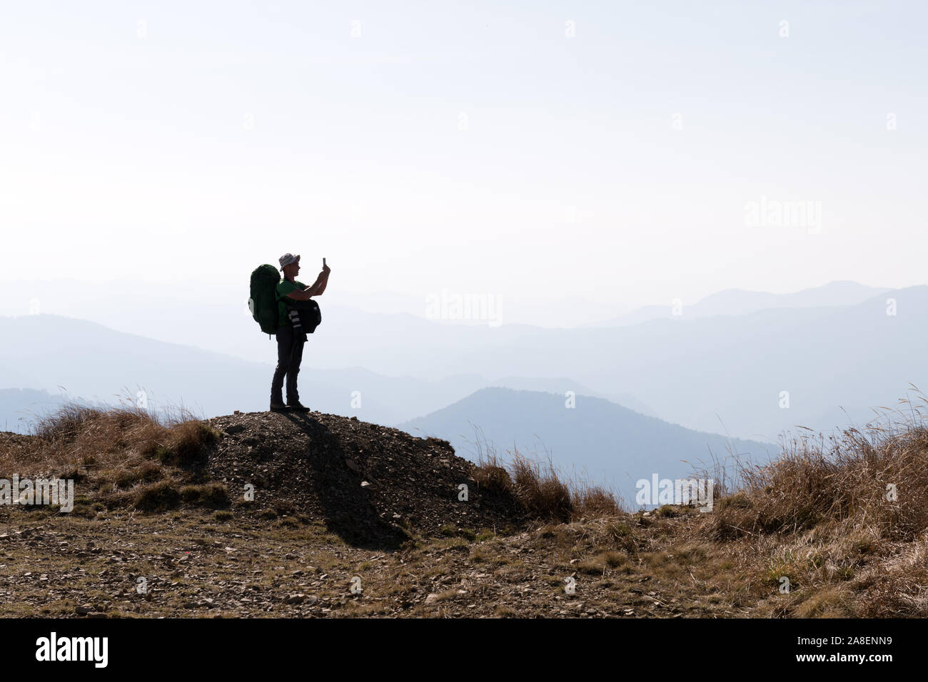 Silhouette uomo autunno sulle montagne. Concetto di viaggio. Fotografia di paesaggi Foto Stock