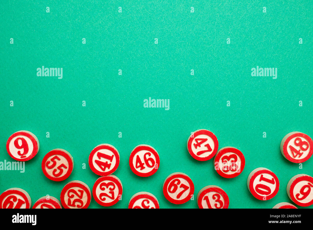 I numeri di bingo su sfondo verde - piatto stile laici Foto Stock