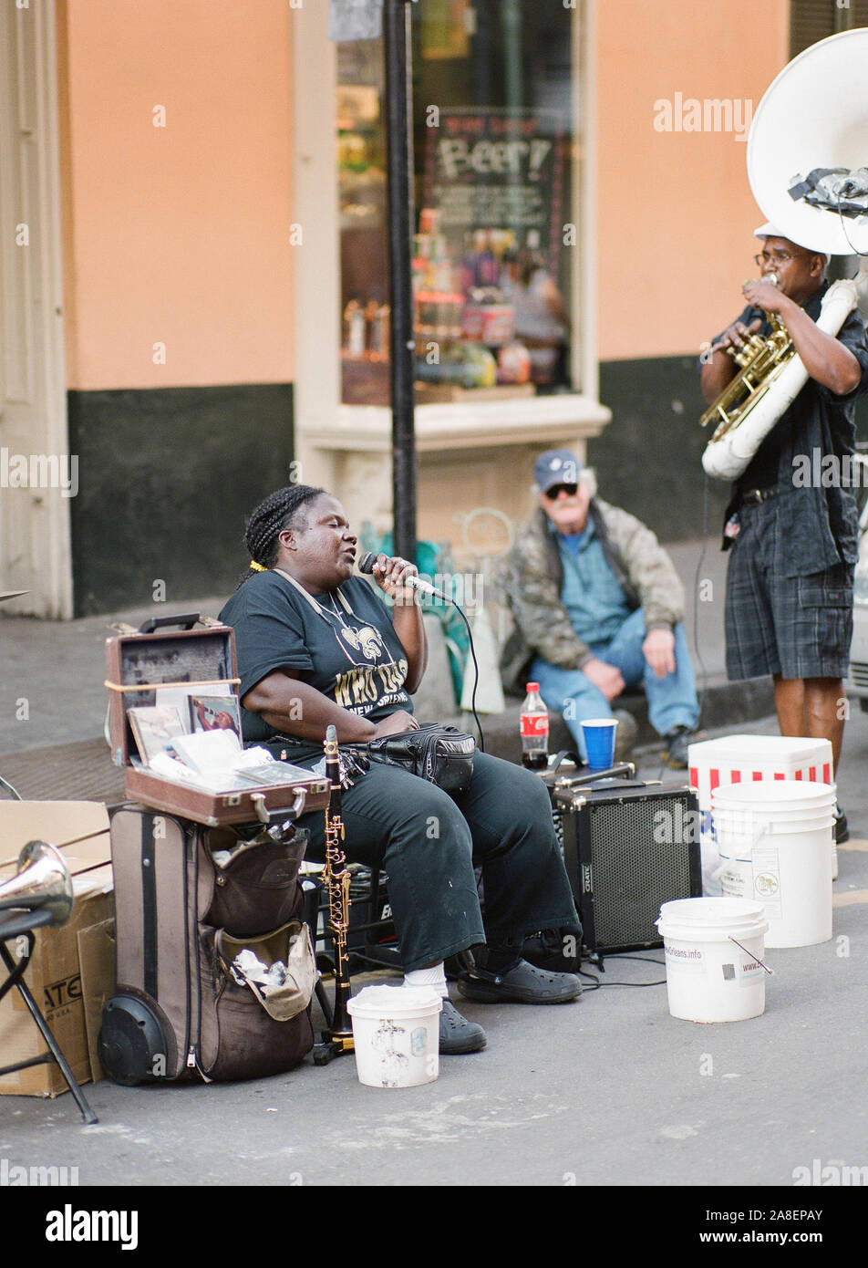Un africano jazz americano signer esegue in strada con la sua band nella vecchia città del quartiere francese, New Orleans, Louisiana Foto Stock