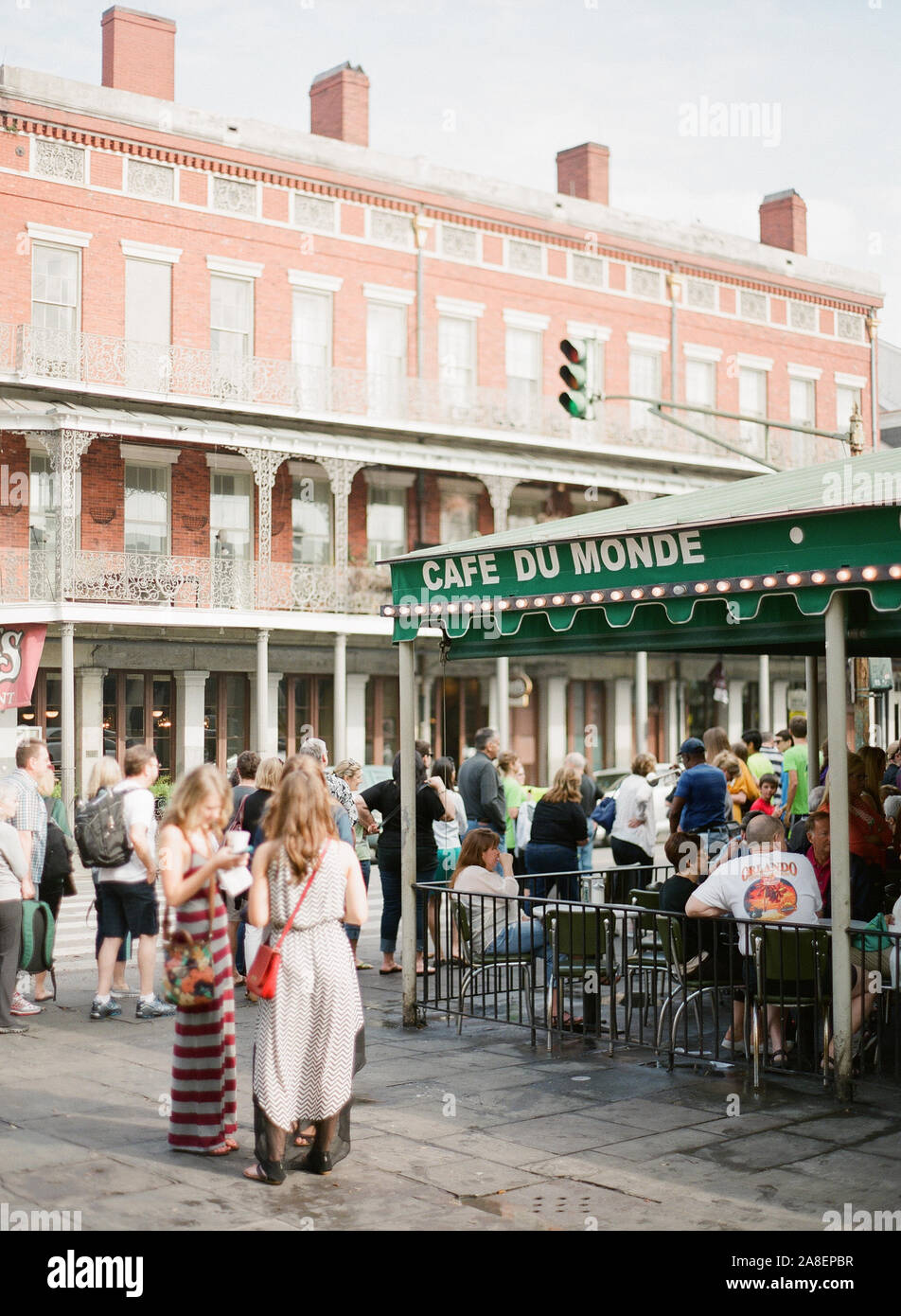 Persone raccolte al di fuori del Cafe du Monde prima colazione a New Orleans, Louisiana Foto Stock