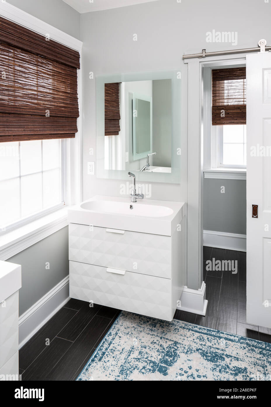 Moderno, American bagno con toeletta Ikea Foto stock - Alamy