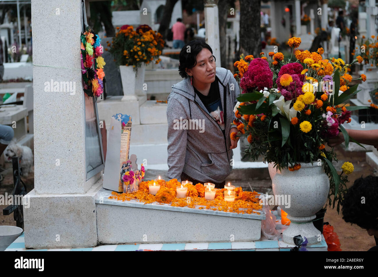 Oaxaca, Oaxaca, Messico. 29 ott 2019. Il giorno dei morti in festa a Oaxaca. Dia de Muertas è una festa celebrata in tutto il Messico ma è più noto per la sua origine in Oaxaca. Per tre giorni le famiglie messicane si riuniscono per ricordare i parenti e gli amici che sono morti e di pregare per i defunti. Tuttavia non è un momento di tristezza ma piuttosto un momento di festa per onorare i morti . Si vestono come scheletri e fantasmi per risvegliare i morti e consentire loro spiriti per festeggiare insieme. Sul consecutivi di giorni di vacanza di tutti i Santi e la Commemorazione di tutti i defunti famiglie raccolgono presso i cimiteri dove th Foto Stock