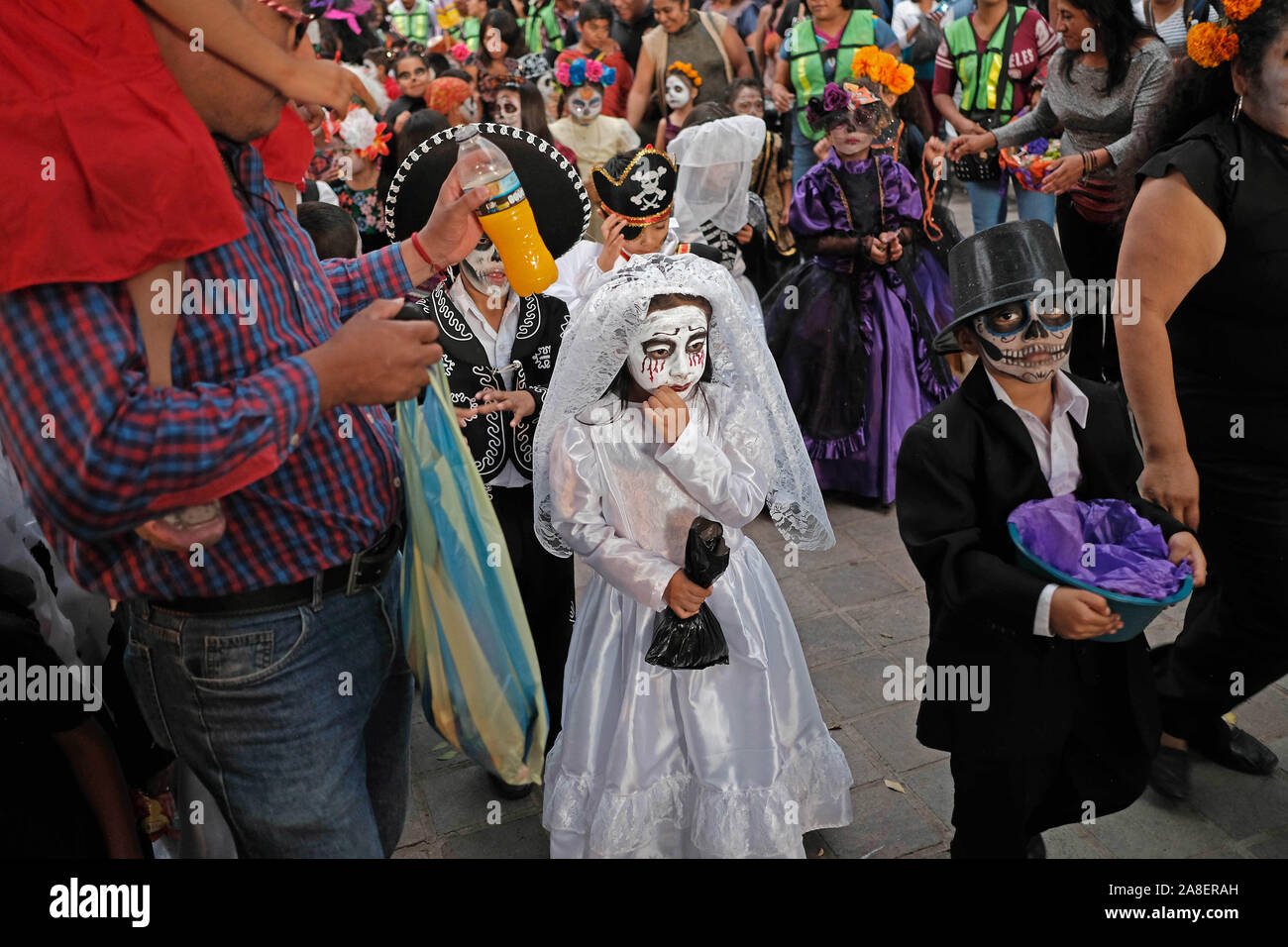 Oaxaca, Oaxaca, Messico. 29 ott 2019. Il giorno dei morti in festa a Oaxaca. Dia de Muertas è una festa celebrata in tutto il Messico ma è più noto per la sua origine in Oaxaca. Per tre giorni le famiglie messicane si riuniscono per ricordare i parenti e gli amici che sono morti e di pregare per i defunti. Tuttavia non è un momento di tristezza ma piuttosto un momento di festa per onorare i morti . Si vestono come scheletri e fantasmi per risvegliare i morti e consentire loro spiriti per festeggiare insieme. Sul consecutivi di giorni di vacanza di tutti i Santi e la Commemorazione di tutti i defunti famiglie raccolgono presso i cimiteri dove th Foto Stock