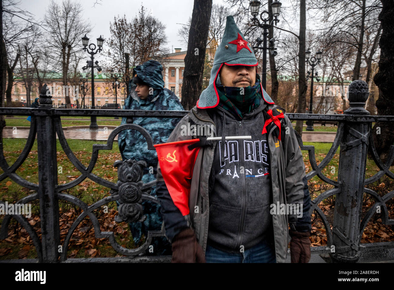 Mosca, Russia. 7 Novembre, 2019 Marzo e rally dedicata al 102º anniversario del grande ottobre rivoluzione socialista. I partecipanti durante il mese di marzo dal Strastnoy Boulevard a piazza del teatro di Mosca Foto Stock