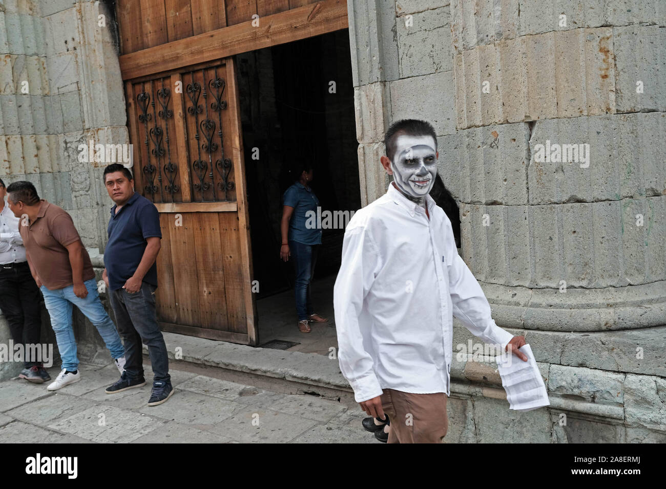 Oaxaca, Oaxaca, Messico. 29 ott 2019. Il giorno dei morti in festa a Oaxaca. Dia de Muertas è una festa celebrata in tutto il Messico ma è più noto per la sua origine in Oaxaca. Per tre giorni le famiglie messicane si riuniscono per ricordare i parenti e gli amici che sono morti e di pregare per i defunti. Tuttavia non è un momento di tristezza ma piuttosto un momento di festa per onorare i morti . Si vestono come scheletri e fantasmi per risvegliare i morti e consentire loro spiriti per festeggiare insieme. Sul consecutivi di giorni di vacanza di tutti i Santi e la Commemorazione di tutti i defunti famiglie raccolgono presso i cimiteri dove th Foto Stock