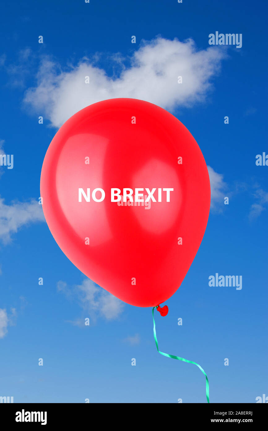 Roter Luftballon vor blauen Himmel mit Cumulus Wolken, Aufdruck, nessun Brexit, Foto Stock