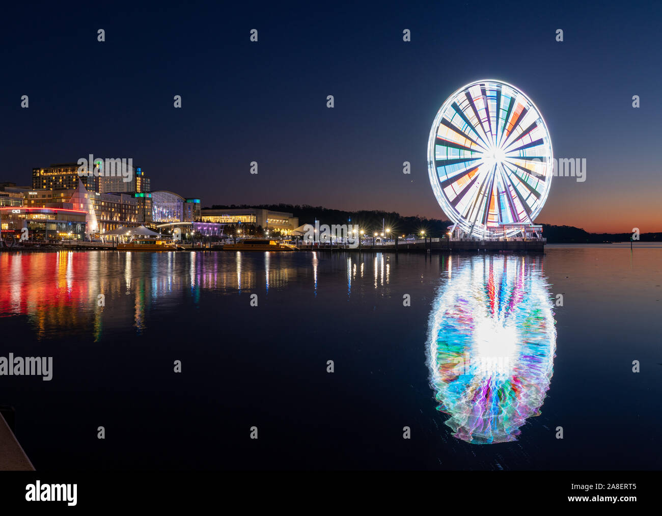 Il porto nazionale, Maryland - 6 Novembre 2019: capitale illuminato ruota Ferris ride presso il Porto Nazionale vicino a Washington DC al tramonto Foto Stock