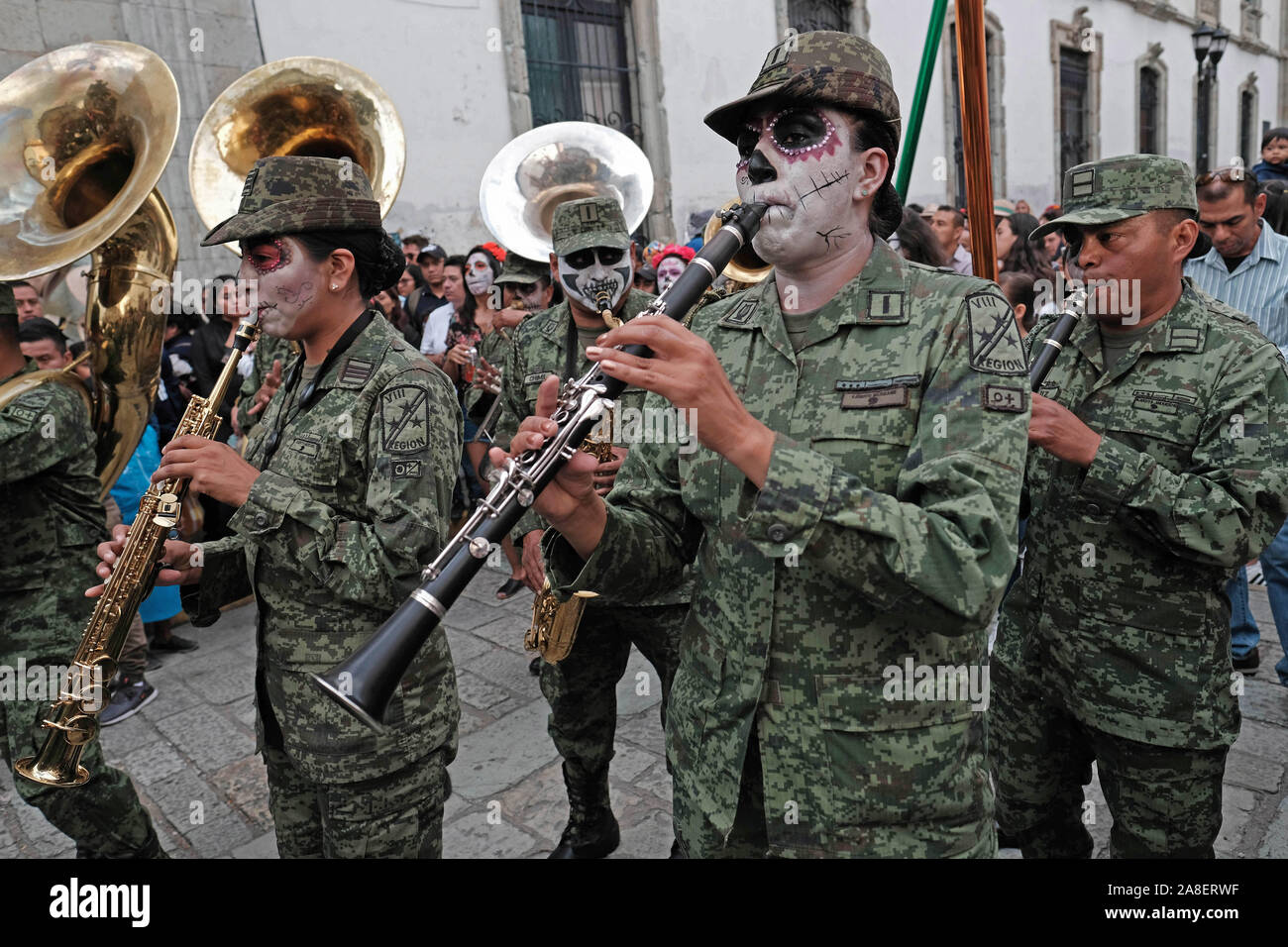 Oaxaca, Oaxaca, Messico. 29 ott 2019. Il giorno dei morti in festa a Oaxaca. Dia de Muertas è una festa celebrata in tutto il Messico ma è più noto per la sua origine in Oaxaca. Per tre giorni le famiglie messicane si riuniscono per ricordare i parenti e gli amici che sono morti e di pregare per i defunti. Tuttavia non è un momento di tristezza ma piuttosto un momento di festa per onorare i morti . Si vestono come scheletri e fantasmi per risvegliare i morti e consentire loro spiriti per festeggiare insieme. Sul consecutivi di giorni di vacanza di tutti i Santi e la Commemorazione di tutti i defunti famiglie raccolgono presso i cimiteri dove th Foto Stock