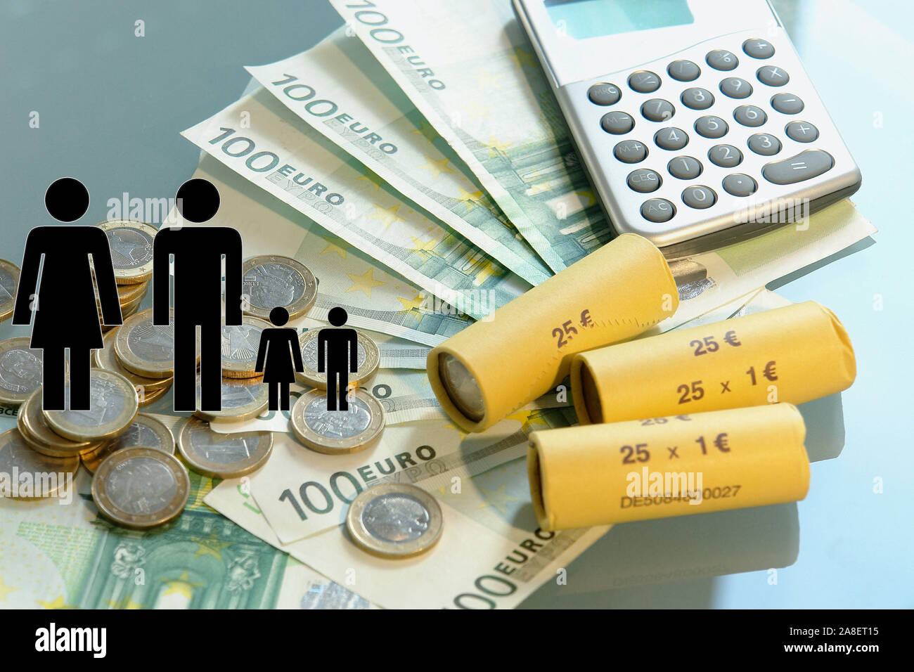 Familiengeld, Unterstützung der Familie, Taschenrechner und Euro, Foto Stock