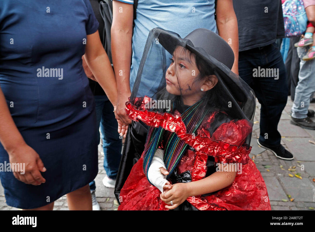 Oaxaca, Oaxaca, Messico. 29 ott 2019. Il giorno dei morti in festa a Oaxaca. Dia de Muertas è una festa celebrata in tutto il Messico ma è più noto per la sua origine in Oaxaca. Per tre giorni le famiglie messicane si riuniscono per ricordare i parenti e gli amici che sono morti e di pregare per i defunti. Tuttavia non è un momento di tristezza ma piuttosto un momento di festa per onorare i morti . Si vestono come scheletri e fantasmi per risvegliare i morti e consentire loro spiriti per festeggiare insieme. Sul consecutivi di giorni di vacanza di tutti i Santi e la Commemorazione di tutti i defunti famiglie raccolgono presso i cimiteri dove th Foto Stock