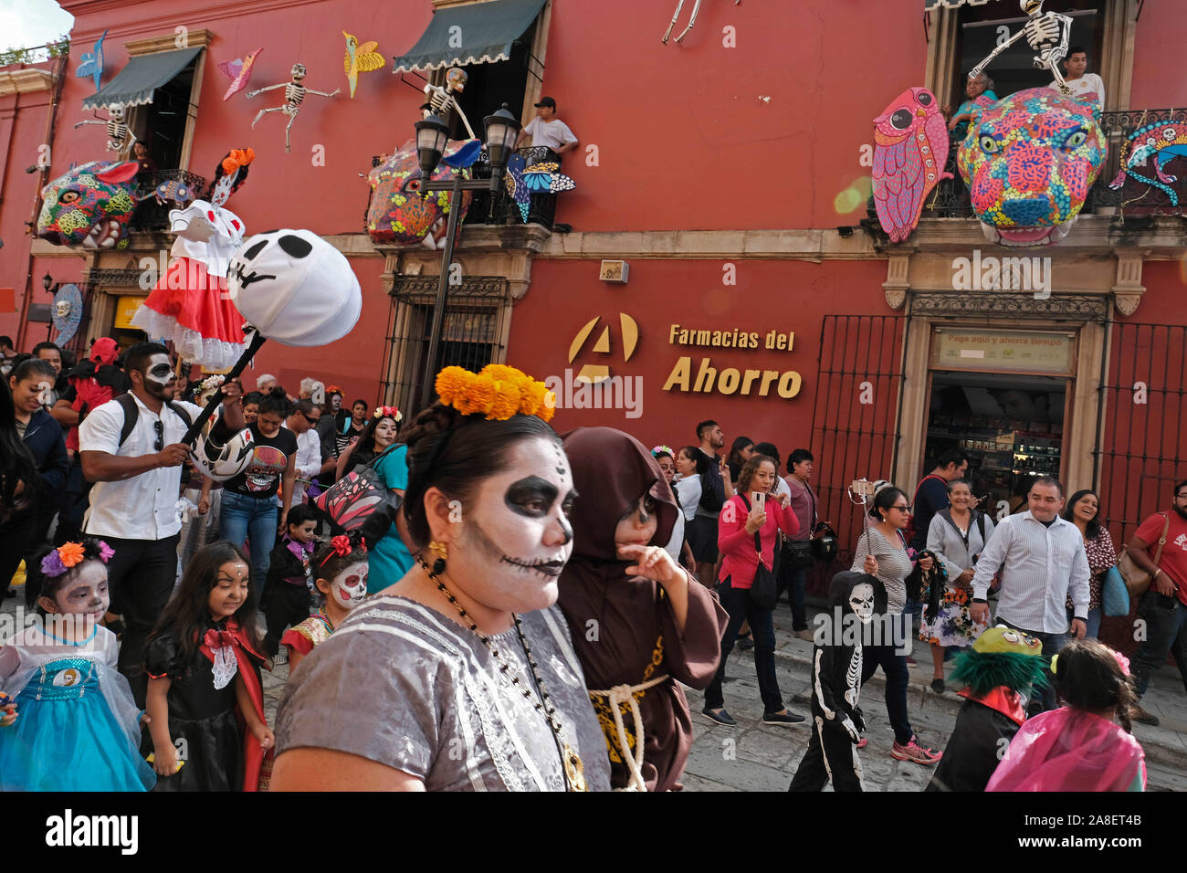 Oaxaca, Oaxaca, Messico. 29 ott 2019. Il giorno dei morti in festa a Oaxaca. Dia de Muertas è una festa celebrata in tutto il Messico ma è più noto per la sua origine in Oaxaca. Per tre giorni le famiglie messicane si riuniscono per ricordare i parenti e gli amici che sono morti e di pregare per i defunti. Tuttavia non è un momento di tristezza ma piuttosto un momento di festa per onorare i morti . Si vestono come scheletri e fantasmi per risvegliare i morti e consentire loro spiriti per festeggiare insieme. Sul consecutivi di giorni di vacanza di tutti i Santi e la Commemorazione di tutti i defunti famiglie raccolgono presso i cimiteri dove th Foto Stock