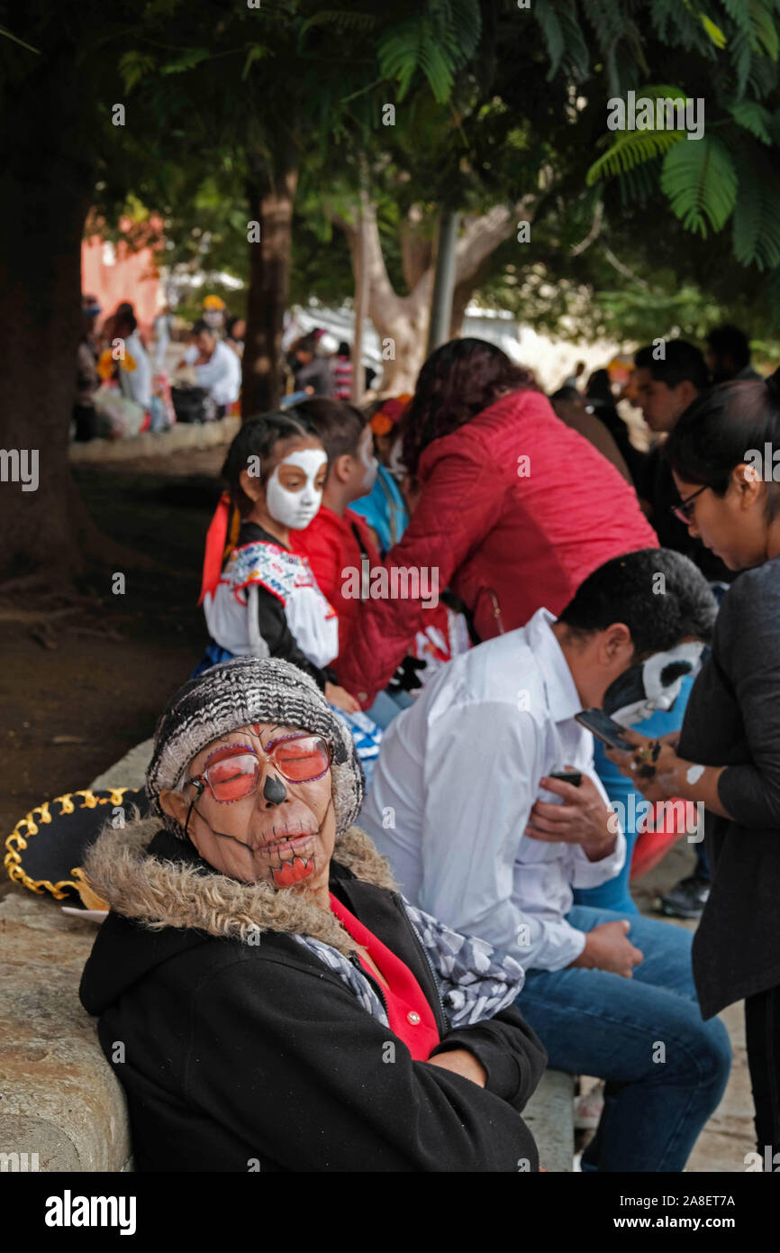 Oaxaca, Oaxaca, Messico. 29 ott 2019. Il giorno dei morti in festa a Oaxaca. Dia de Muertas è una festa celebrata in tutto il Messico ma è più noto per la sua origine in Oaxaca. Per tre giorni le famiglie messicane si riuniscono per ricordare i parenti e gli amici che sono morti e di pregare per i defunti. Tuttavia non è un momento di tristezza ma piuttosto un momento di festa per onorare i morti . Si vestono come scheletri e fantasmi per risvegliare i morti e consentire loro spiriti per festeggiare insieme. Sul consecutivi di giorni di vacanza di tutti i Santi e la Commemorazione di tutti i defunti famiglie raccolgono presso i cimiteri dove th Foto Stock