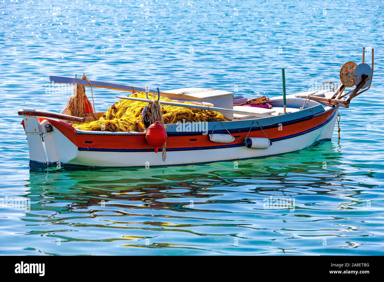Barca da pesca al largo della costa di Creta, Elounda, la baia Mirabello, Grecia Foto Stock