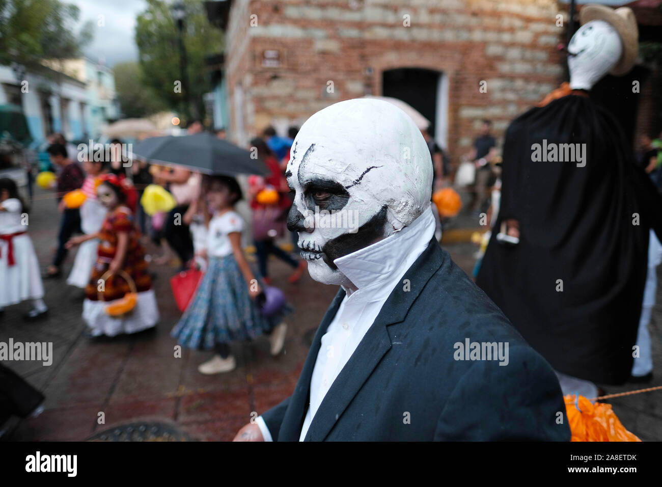 Oaxaca, Oaxaca, Messico. 29 ott 2019. Il giorno dei morti in festa a Oaxaca. Dia de Muertas è una festa celebrata in tutto il Messico ma è più noto per la sua origine in Oaxaca. Per tre giorni le famiglie messicane si riuniscono per ricordare i parenti e gli amici che sono morti e di pregare per i defunti. Tuttavia non è un momento di tristezza ma piuttosto un momento di festa per onorare i morti . Si vestono come scheletri e fantasmi per risvegliare i morti e consentire loro spiriti per festeggiare insieme. Sul consecutivi di giorni di vacanza di tutti i Santi e la Commemorazione di tutti i defunti famiglie raccolgono presso i cimiteri dove th Foto Stock