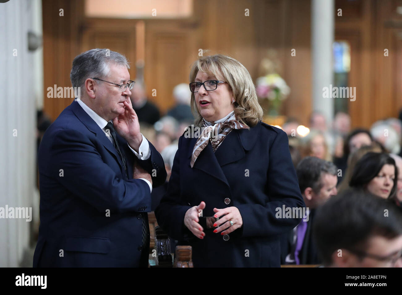 Joe Duffy e ex Presidente irlandese Mary McAleese durante il funerale del celebrato emittente Gay Byrne alla St. Mary's Pro-Cathedral a Dublino. Foto Stock